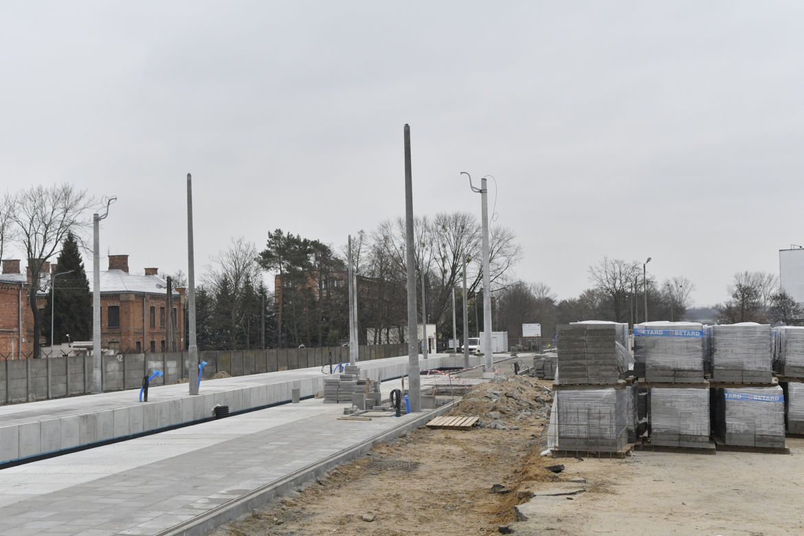Kolejarze wznowili prace nad budową trasy do Zegrza. Dotarła brakująca geowłóknina