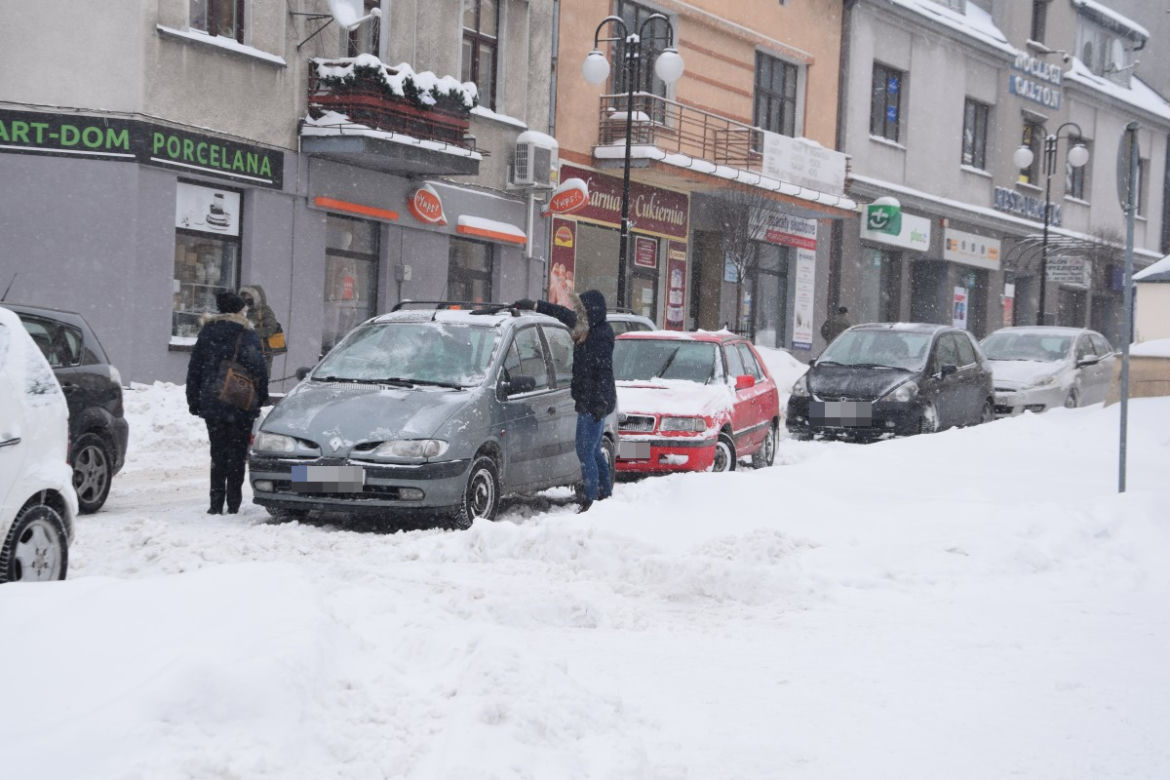 Zima nie odpuszcza. Pogodowy armagedon w podkarpackich miastach [ZDJĘCIA]