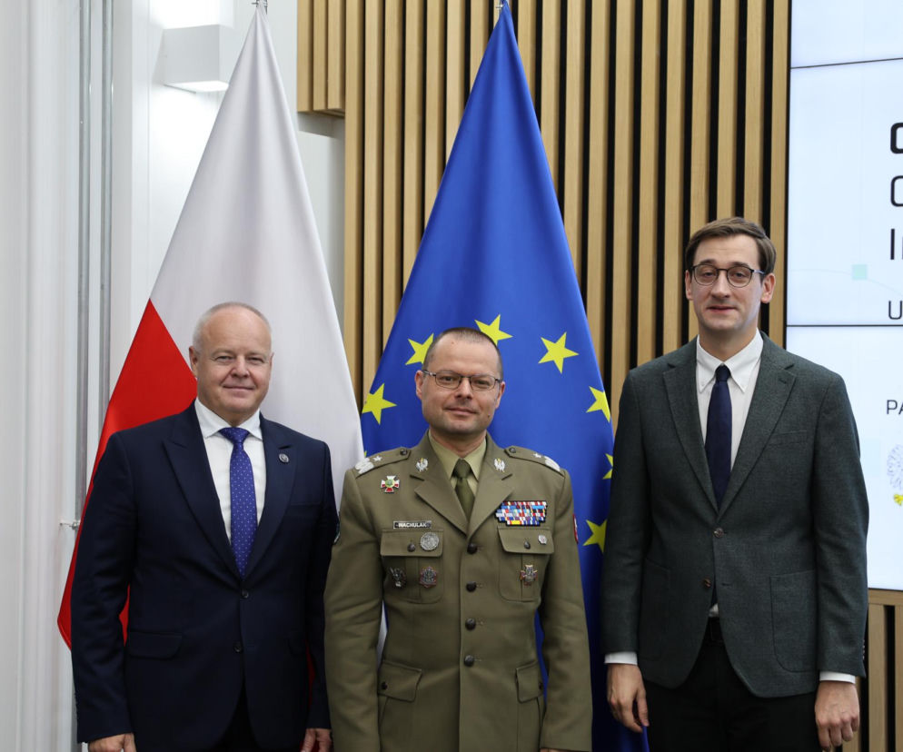 Marek Gzik, gen. Przemysław Wachulak i Hubert Cichocki na tle flag. O centrum CESAR przeczytasz na SE Portal Obronny.