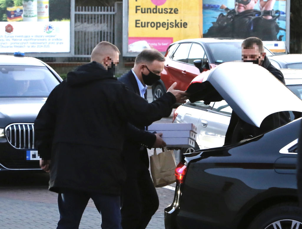 Pizza pod specjalnym nadzorem. Agata i Andrzej Duda na zakupach w Krakowie