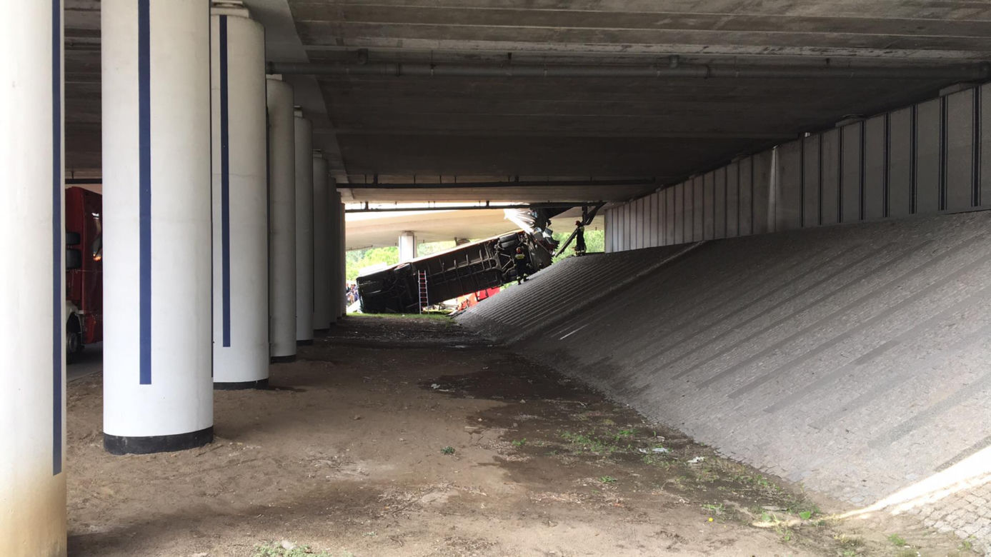 Autobus wypadł z wiaduktu. Są ranni i ofiary śmiertelne