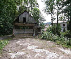 Pozostałości hali spacerowej nad Kwisą w Świeradowie-Zdroju na początku XXI w.