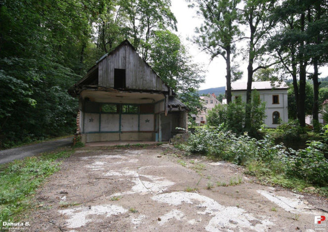 Pozostałości hali spacerowej nad Kwisą w Świeradowie-Zdroju na początku XXI w.