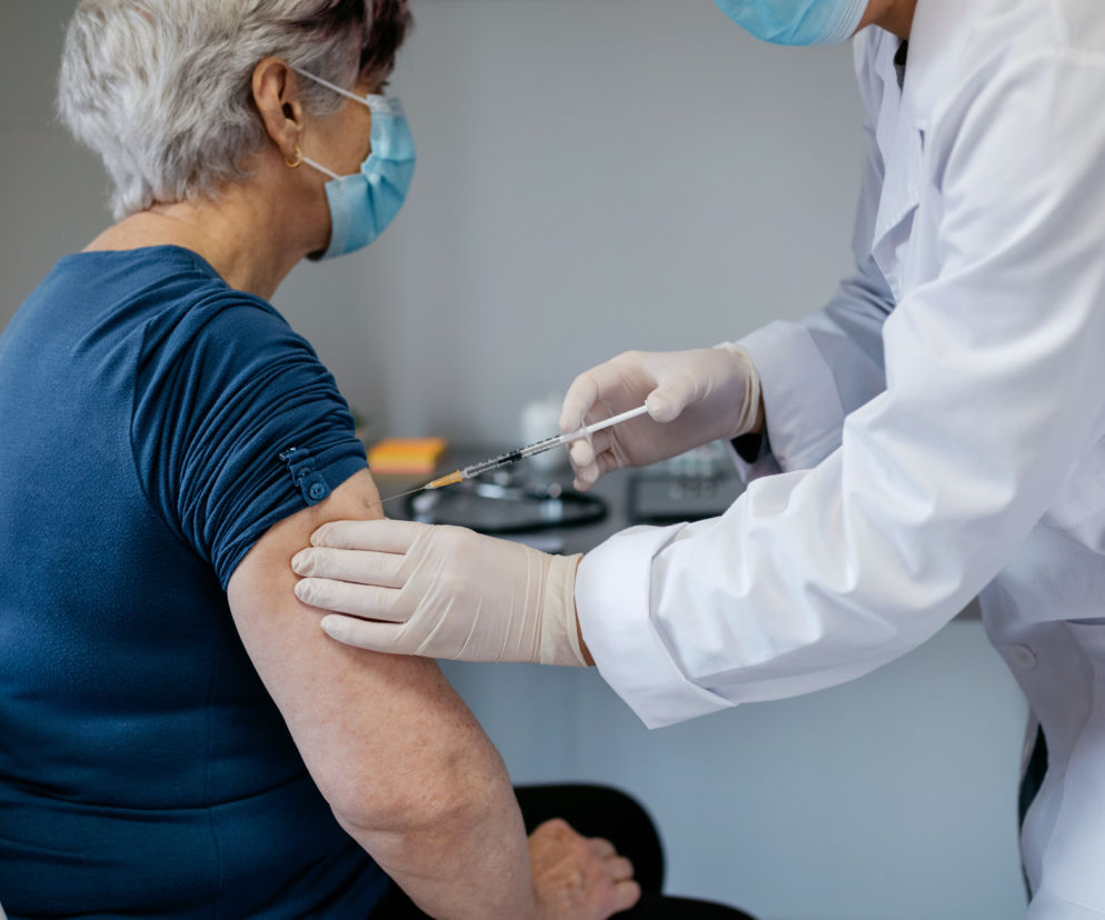 Zapłacą ponad 2 tysiące zł seniorom, którzy się zaszczepią. Tak chcą walczyć z pandemią