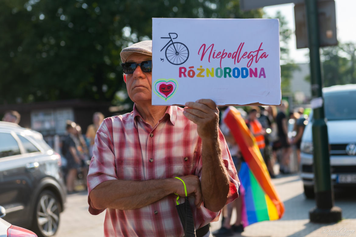 Marsz Równości w Krakowie - tłumy na wydarzeniu pod hasłem "Zaczerpnąć tchu".