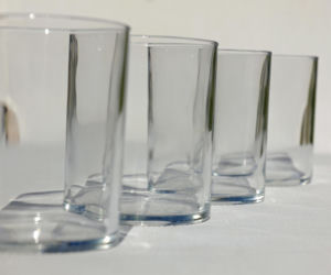 Pijesz na własne ryzyko! Grozi zatruciem, a nawet śmiercią. KAS ostrzega przed alkoholem z czarnego rynku