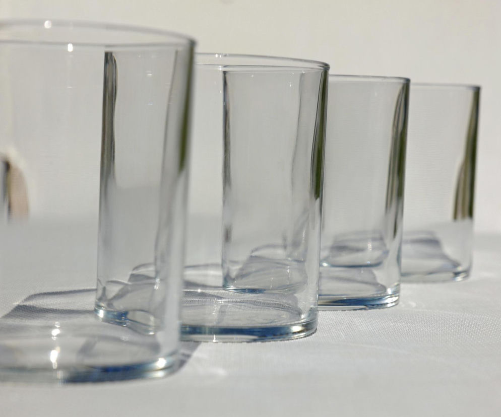 Pijesz na własne ryzyko! Grozi zatruciem, a nawet śmiercią. KAS ostrzega przed alkoholem z czarnego rynku