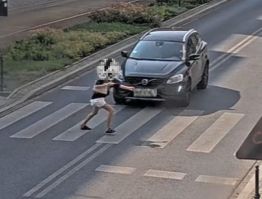  Łódź. Kobieta potrącona na przejściu. Patrzyła nie na drogę, tylko w telefon [ZDJĘCIA]