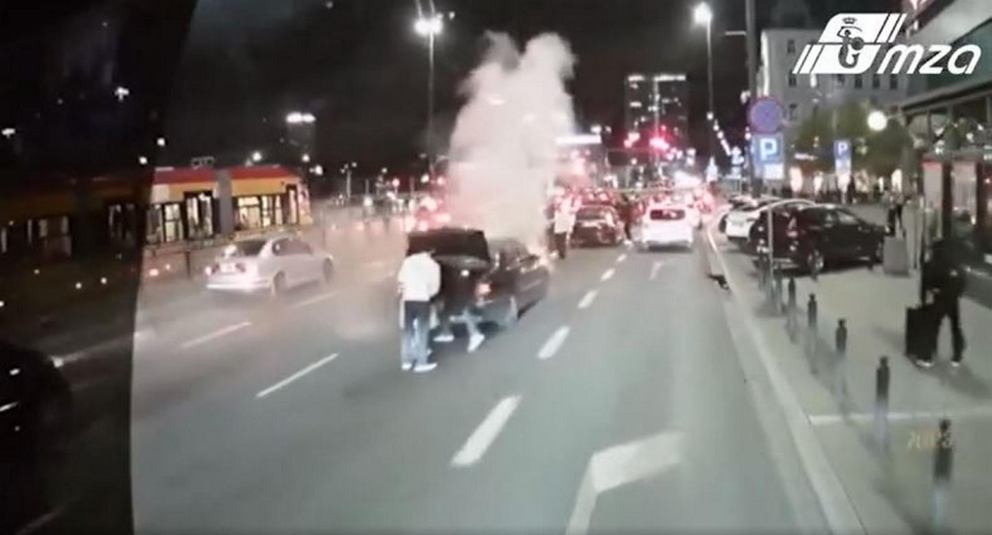 Mercedes płonął przy Dworcu Centralnym. Na ratunek ruszył kierowca autobusu
