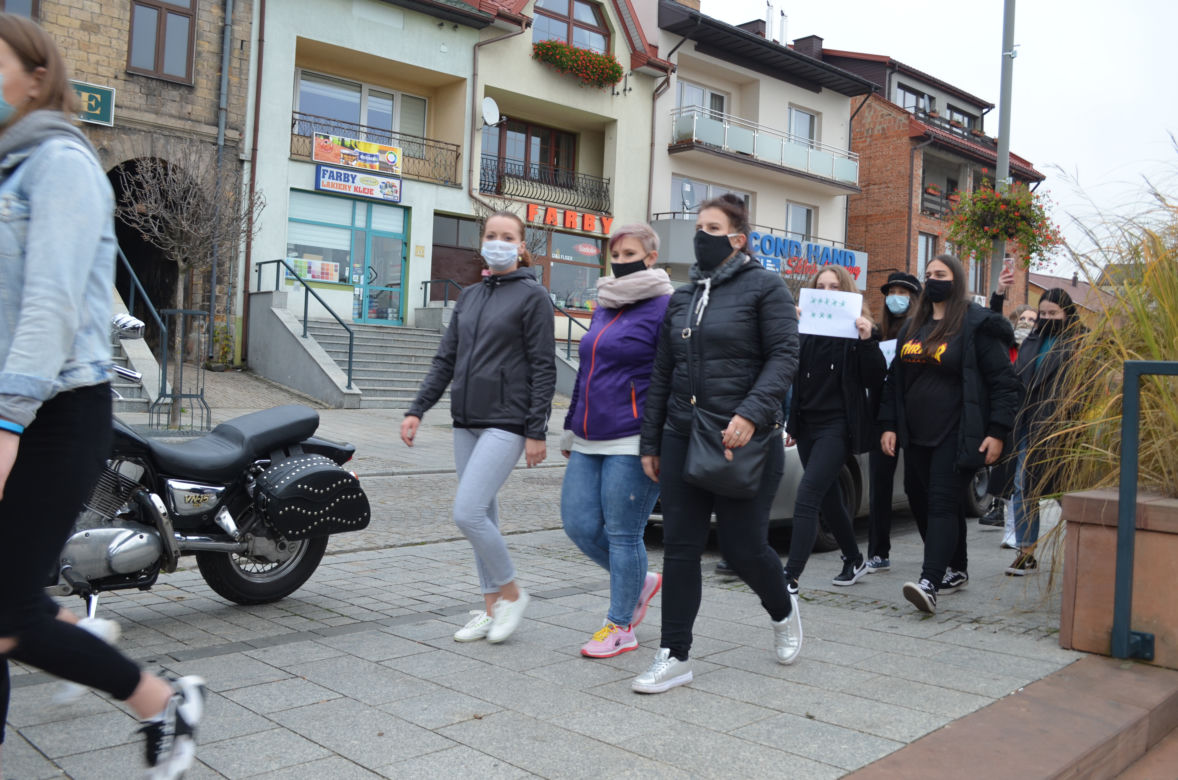 "NIE JESTEŚMY INKUBATORAMI" w Starachowicach też protestowali przed biurami posłów PiS 