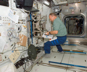 Wnętrze modułu Columbus na Międzynarodowej Stacji Kosmicznej w 2008 r.