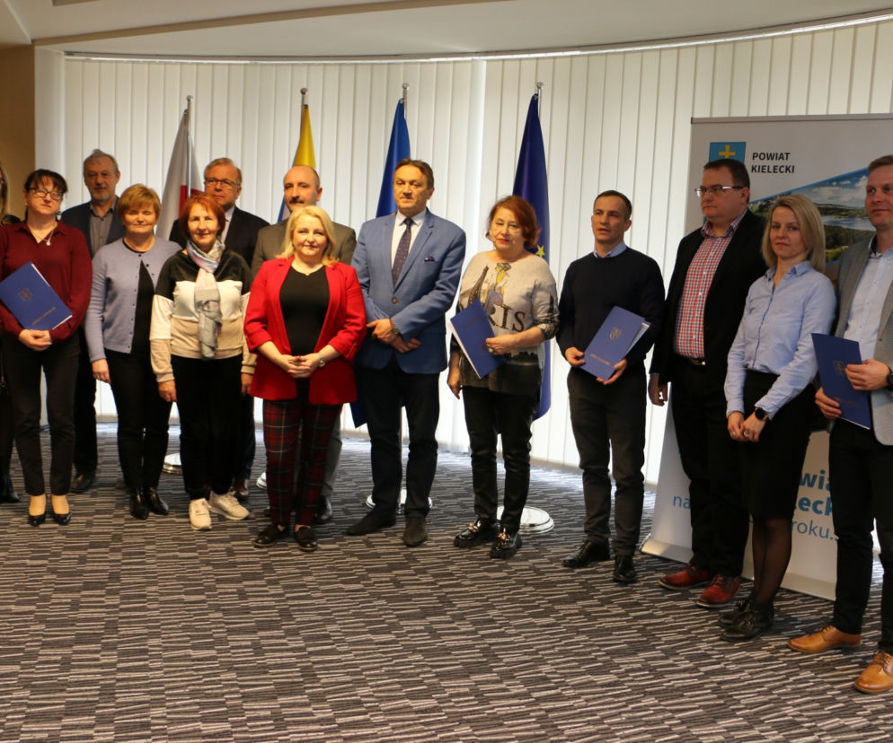 Władze powiatu kieleckiego rozdały pieniądze w ramach wsparcia dla zadań realizowanych przez organizacje pożytku publicznego