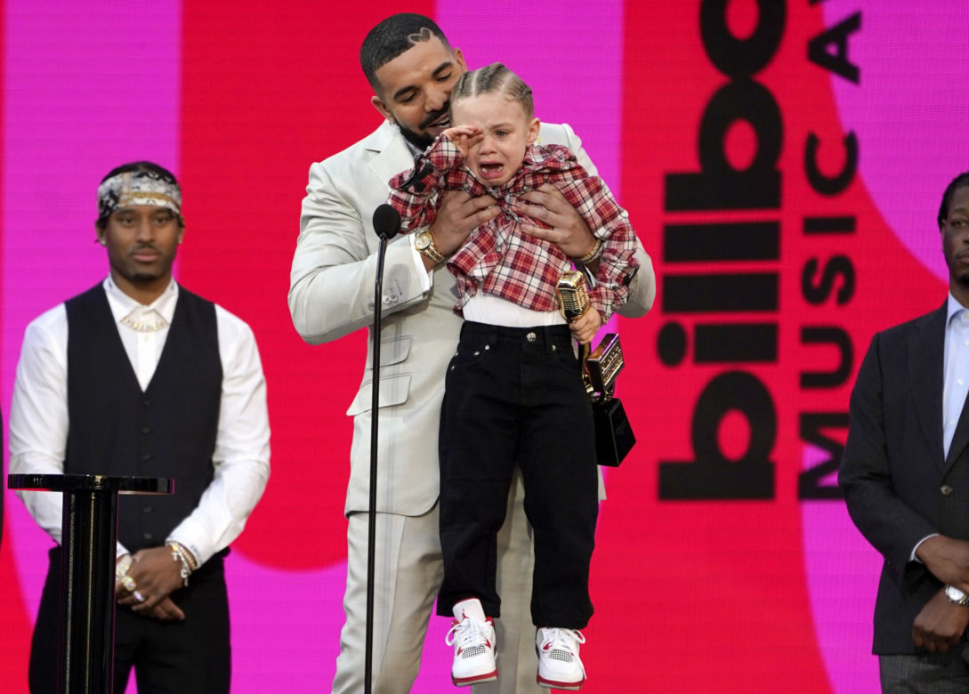 Drake z synkiem na gali Billboard Music Awards 2021