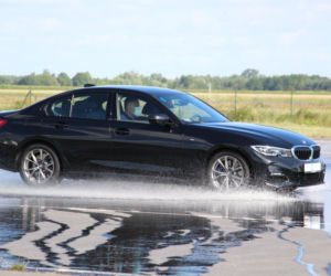 Policjanci ćwiczyli dynamiczną jazdę w samochodach BMW