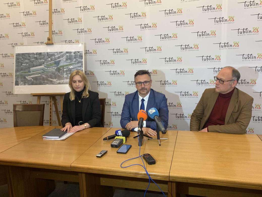To koniec metalowego ogrodzenia w centrum miasta