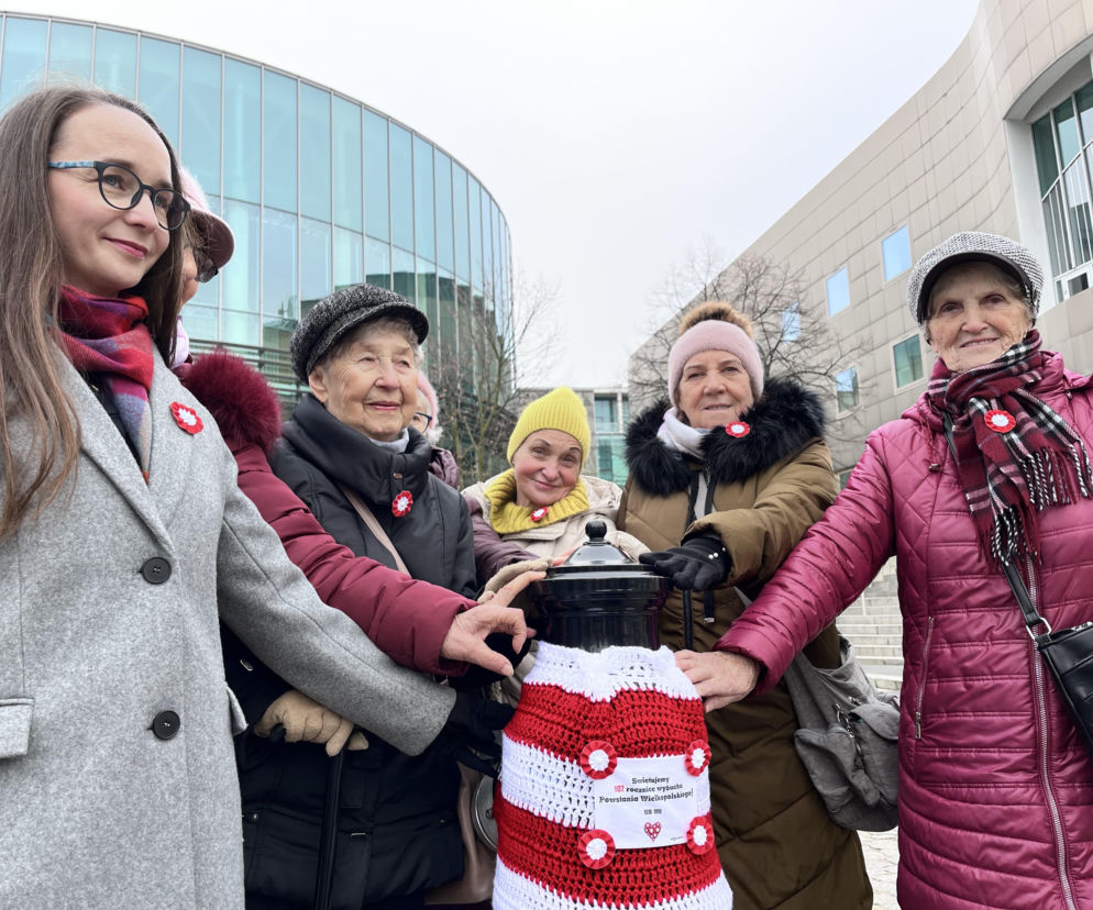 ubranka z włóczki na hydranty