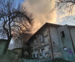 Pożar w Lublinie. Płonie kamienica przy Wesołej. Trudna akcja strażaków [ZDJĘCIA]