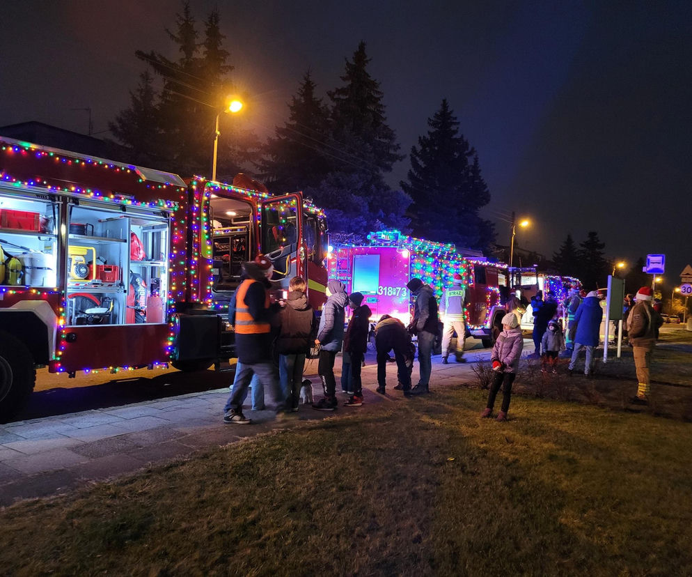 Świątecznie udekorowane wozy strażackie