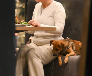 Monika Richardson z dzieckiem i pieskiem