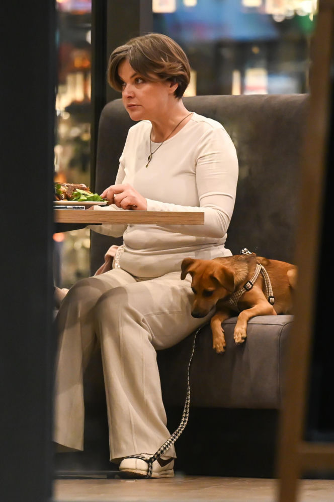 Monika Richardson z dzieckiem i pieskiem