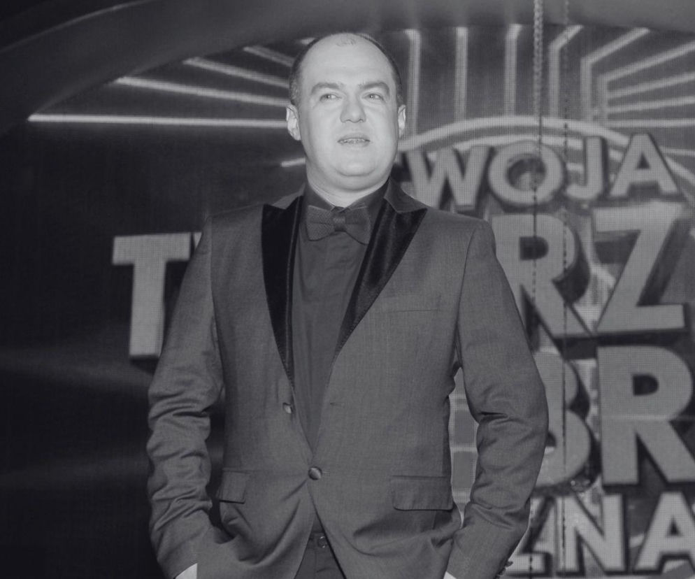 Aktor Paweł Tucholski w garniturze i muszce na planie programu telewizyjnego. O śmierci artysty przeczytasz na Eska.