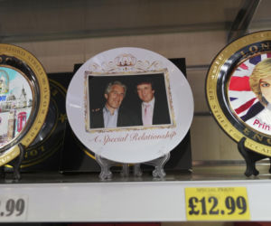 Opublikowano kolejną partię zdjęć z akt Epsteina wśród nich Bill Clinton i Michael Jackson