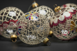 Staszów to stolica świątecznych bombek. Co kryje świętokrzyskie miasteczko?