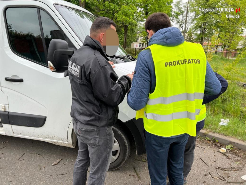Audi roztrzaskało się o przydrożne drzewo. 19-latek i 21-latek nie żyją