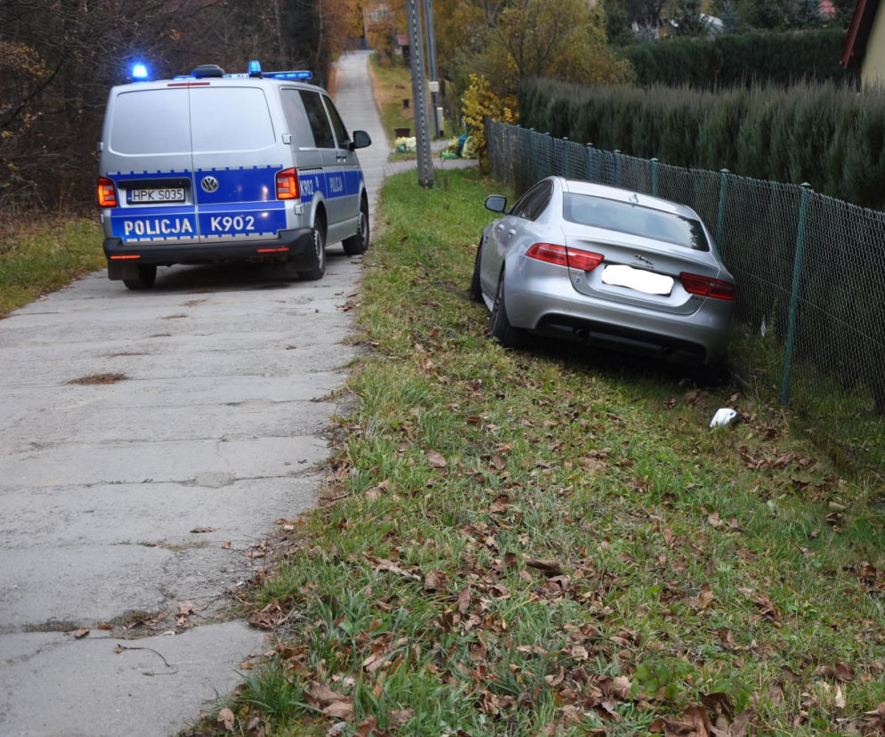 Z Jaguara do zakładu karnego. Pijany kierowca wjechał w ogrodzenie 