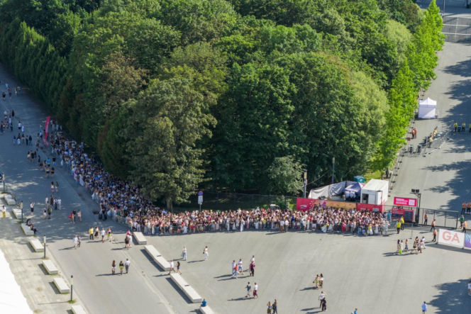 Tłumy w Warszawie! Czekają na koncert Bad Bunny'ego