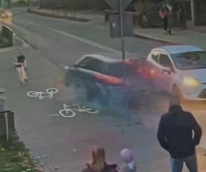 Wjechał na chodnik, minął dziecko i runął z wiaduktu. Nagranie mrozi krew w żyłach!