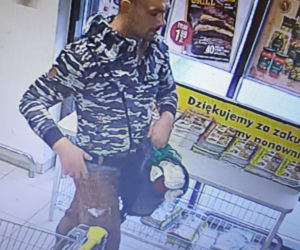 Napadł i okradł na kobietę: Teraz szuka go policja!