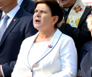 LUDZIE ŚLĄ BROSZKI DO PREMIER.