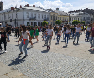 Młodzież z Nowego Sącza zatańczyła przed ratuszem