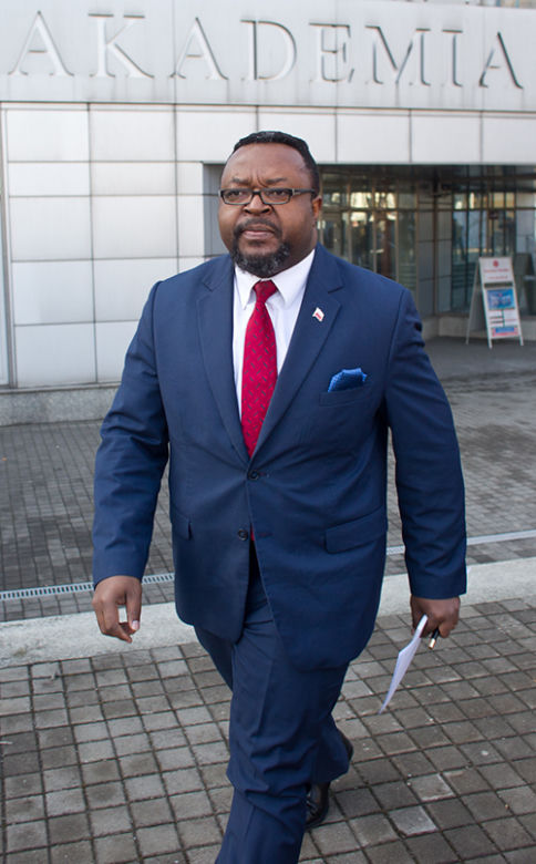 Godson handluje kurczakami w Nigerii