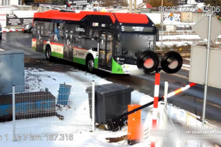 Od tragedii dzieliły sekundy. Mimo czerwonego światła wjechał między rogatki