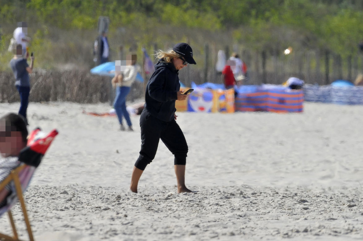 Marta Manowska na plaży w Juracie