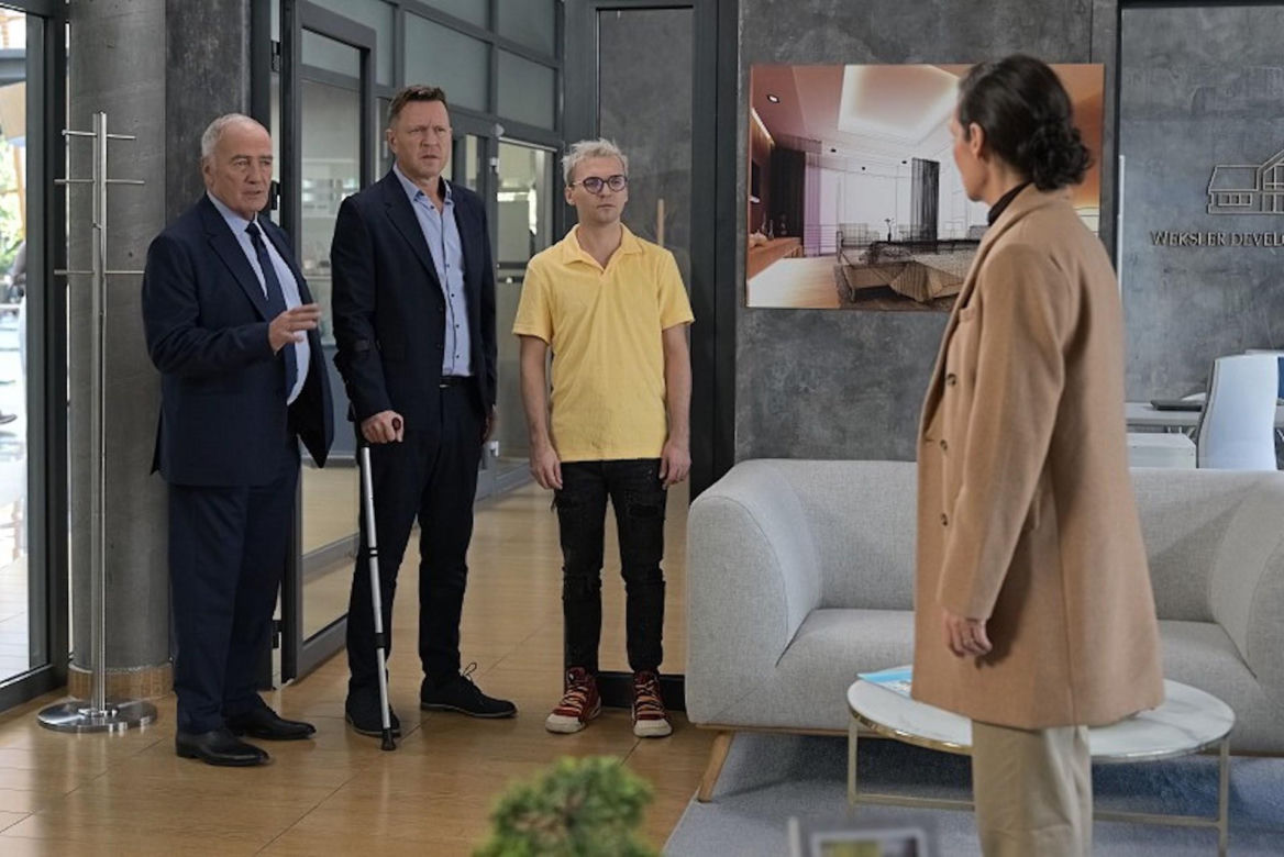 Pierwsza miłość, odcinek 3955: Izabela (Olga Bończyk), Michał (Wojciech Błach), Karol Weksler (Karol Strasburger), Brian (Dominik Rybiałek)	