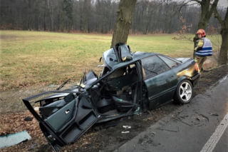 Zawinął się na drzewie starym Audi. 20-latek to przeżył!
