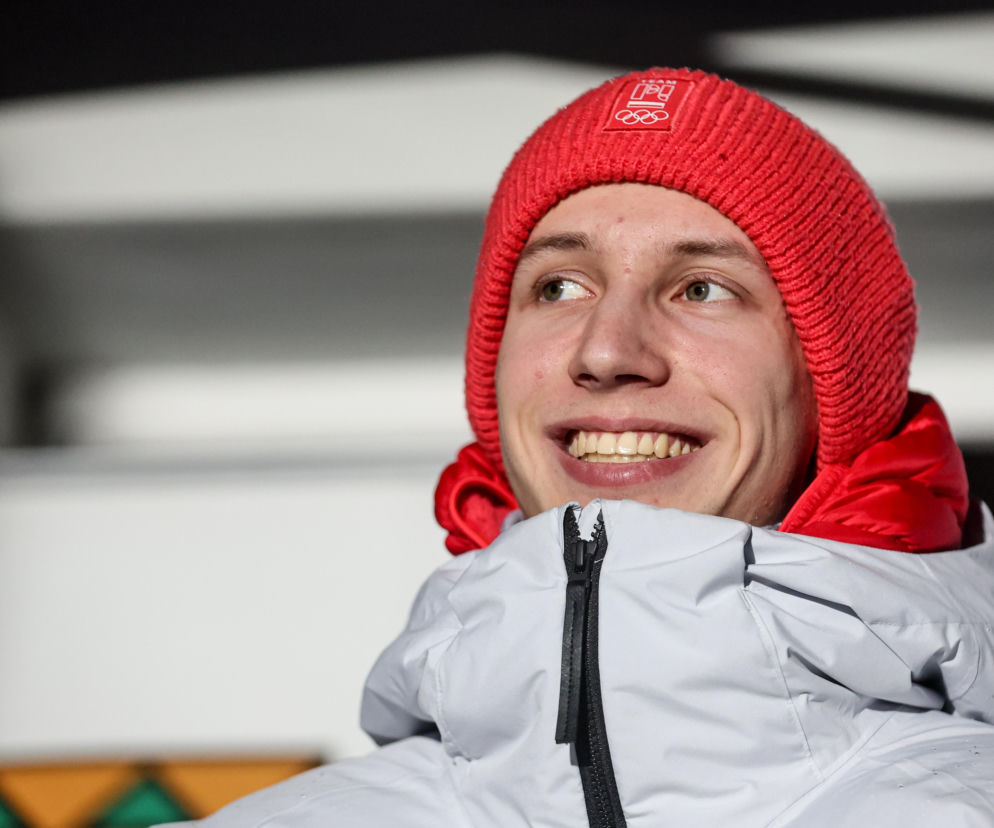 Uśmiechnięty skoczek narciarski Kacper Tomasiak w czerwonej czapce. O zmianach w kadrze przeczytasz na SE Supersport.