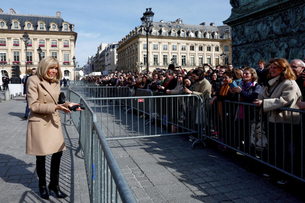 "Żona prezydenta jest facetem!". Wściekły Macron przerywa milczenie!
