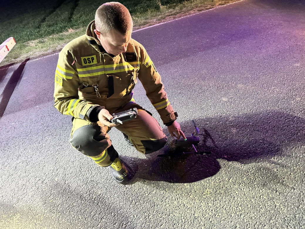 Przyjechali do wypadku, samochód był pusty. Strażacy szukali poszkodowanych dronem 