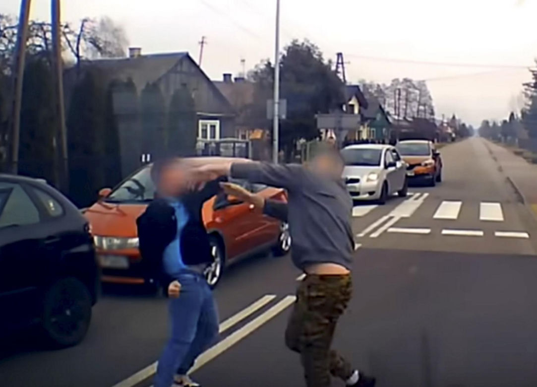 Do sieci trafiło szokujące nagranie. Brutalna bójka kierowców. Przez kilka minut kopali się na oczach świadków