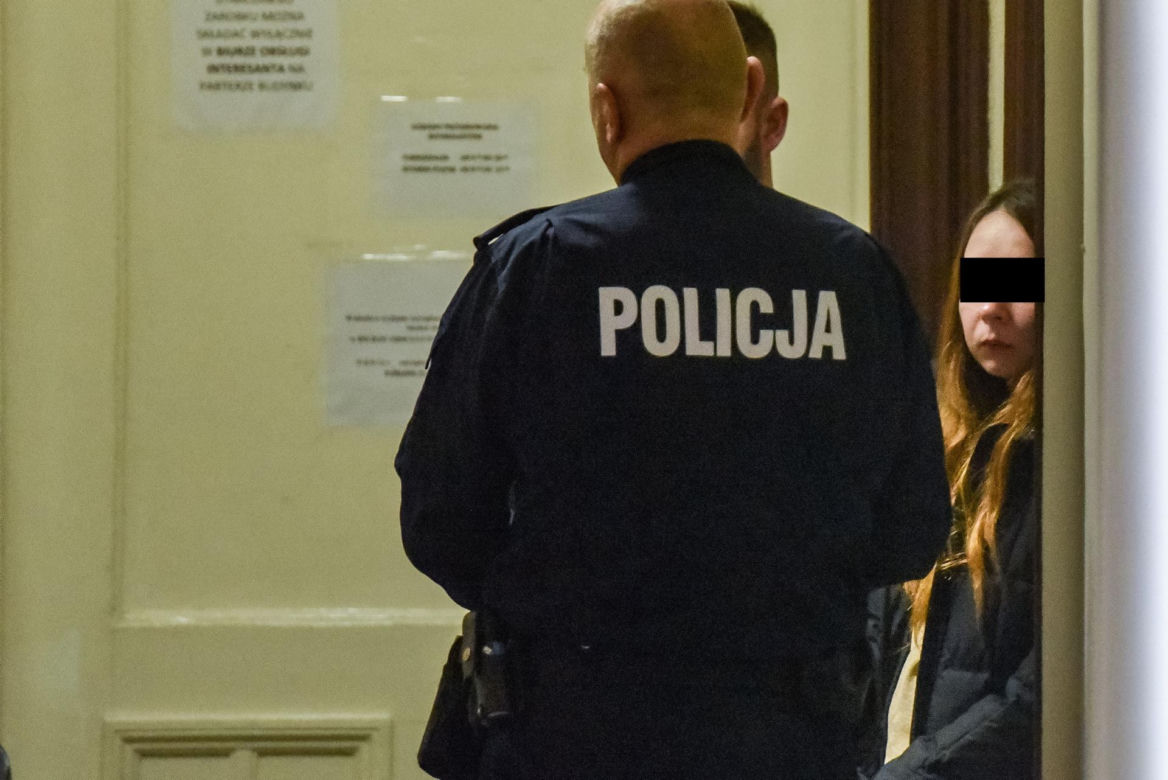 Ruszył proces zwyrodniałych rodziców, którzy zabili 3-letnią córeczkę, zawinęli jej ciało w dywan i pojechali na wakacje