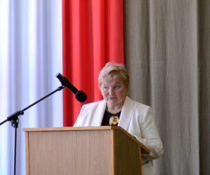 Dyrektor Barbara Krakós podkreśla pomoc Polskiego Związku Pracodawców Budownictwa oraz Stowarzyszenia Wychowanków Technikum Budowlanego w walce o niedopuszczenie do wygaśnięcia technikum