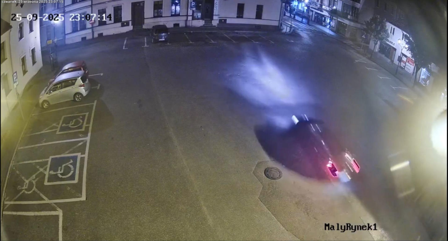 Brodnica: 19-latka z BMW uderzyła w budynek. Policja pokazała materiał z ulicy Mały Rynek