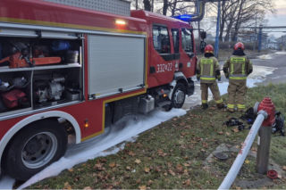 Pożar na terenie dawnej rafinerii w Czechowicach-Dziedzicach. Czarny dym nad miastem