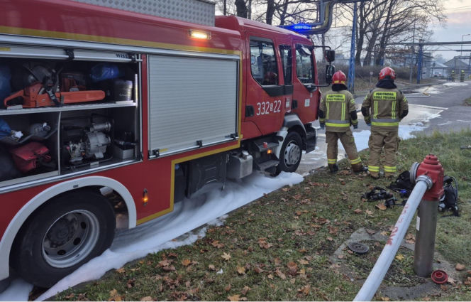 Pożar na terenie dawnej rafinerii w Czechowicach-Dziedzicach. Czarny dym nad miastem