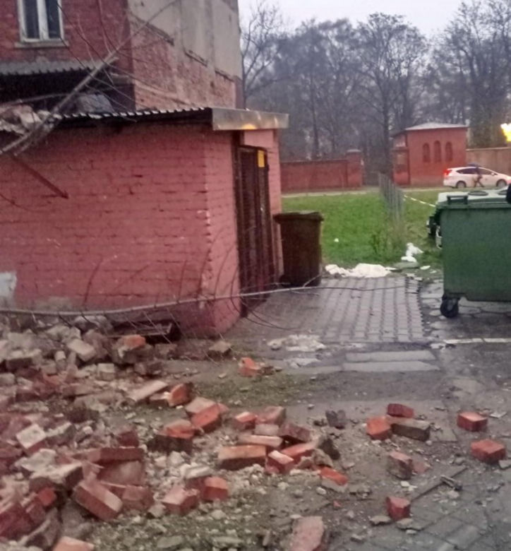 Katastrofa budowlana na Woli. Runął ceglany mur 