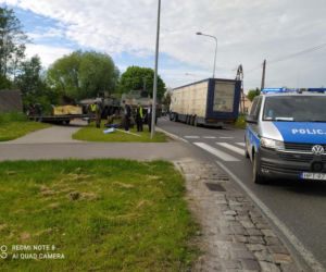 Łąki Bratiańskie. Z lawety stoczyły się pojazdy. Mężczyzna wpadł pod koła [ZDJĘCIA]